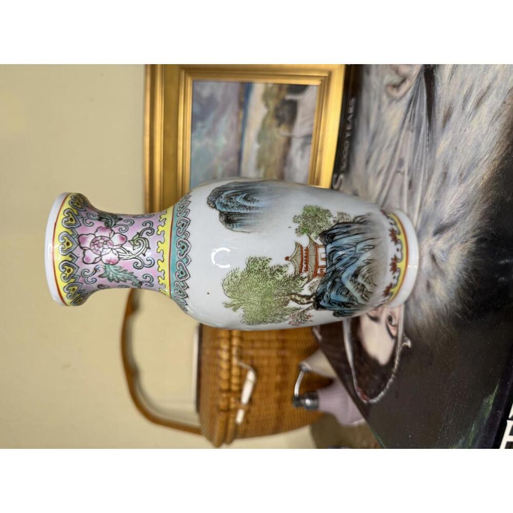 VTG 2 Famille Rose Vases Pink Porcelain Chinoiserie hand-painted in China - Picture 7 of 9
